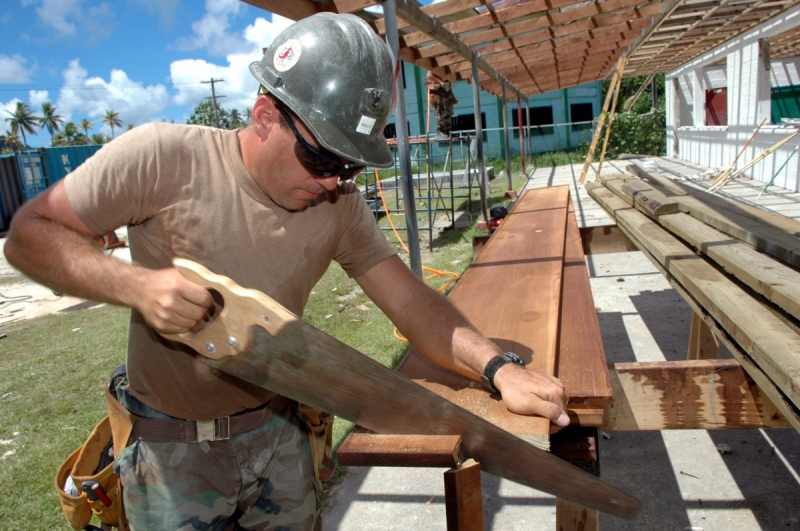 charpentier-LA BASTIDE-min_worker_construction_building_carpenter_male_job_build_helmet-893290